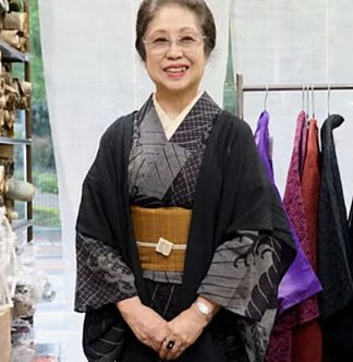黒の着物ジレをお召しの女性 半身
