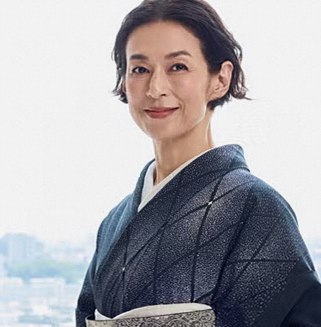訪問着をお召しの鈴木保奈美さん