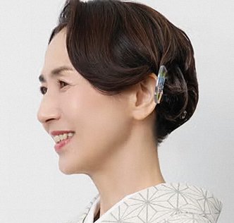 ボブヘアの衿足を上げたカールのまとめ髪