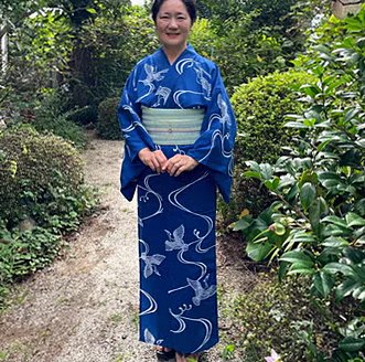 仕立てた浴衣を着装する安西さん 仕立てた浴衣を着装する安西さん