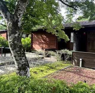 炭火料理と穏やかなアウトドアの情景
