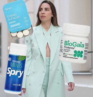 ミントグリーンのスーツを着た女性と、ガム・ミントタブレット製品のイメージ