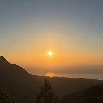 夕暮れの山岳風景