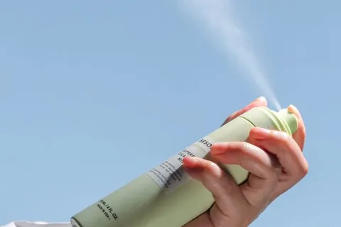ボディスプレーを使う手元
