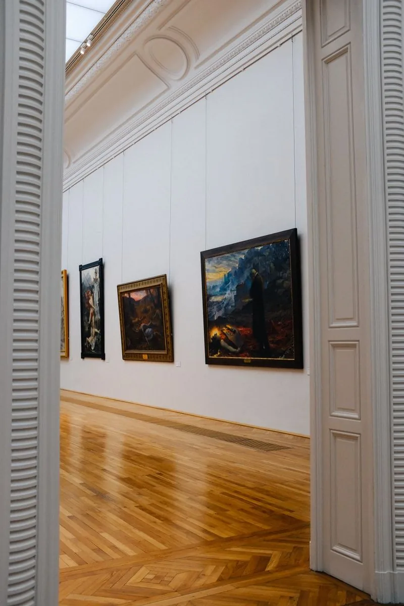 絵画が並ぶ美術館の展示室（イメージ）